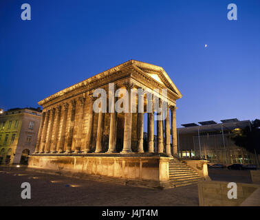 Frankreich, Languedoc-Roussillon, Nimes, Tempel, Maison Carree, Dämmerung, Europa, Südfrankreich, Departement Gard, Tempel, Struktur, Plattform Tempel, Ort von Interesse, Architektur, römischen Baustil, Säulen, breite Säulenordnung Corinth, Kultur, Nimes Tempel, Illuminateds, Dämmerung, Abendhimmel, Nacht Himmel Stockfoto