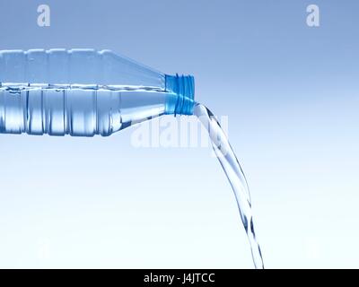 Gießt Wasser aus einer Plastikflasche, Studio gedreht. Stockfoto