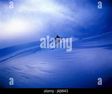 Pulver Schnee, Skifahrer außerhalb, Winter, Piste, Ski Piste, Pulverschnee, Mann, Sport, Wintersport, Alpin, alpine Sport, Freizeit, Hobby, sportlich, Tiefschnee-Treiber, Skifahren Stockfoto