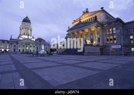 Deutschland, Berlin-Mitte, der Gendarmenmarkt, Theater, Schillers Denkmal, Deutscher Dom, Abend Komödie Haus, Konzertsaal, Architekt Schinkel, Statue, Standbild, Schriftsteller, Friedrich von Schiller, deutsche Kirche, strukturieren, historisch, am Abend, Illuminateds, außerhalb Stockfoto