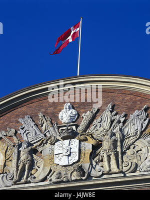 Dänemark, Kopenhagen, Finanzministerium, Detail, Giebel Relief, König Friedrich IV., Flagge außerhalb, Stadt, Hauptstadt, christliche Gutschrift, baut, 1720, Gebäude, dänische Flagge Dannebrog, Relief, König von Dänemark Stockfoto