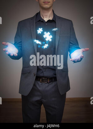 Geschäftsmann mit Puzzle-Stück Stockfoto