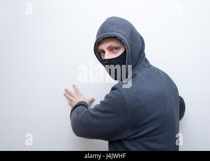 Mann in schwarz Ski-Maske Stockfoto