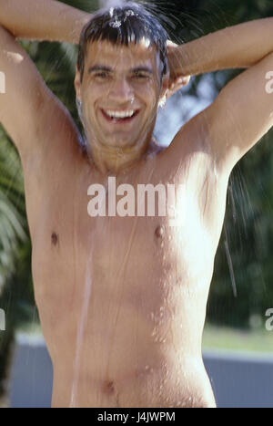 Garten, Mensch, glücklich, den Oberkörper frei, nehmen Sie eine Dusche, eine halbe Porträt, detail sehr eng draußen, junge, Geste, Haare, Sommer, Urlaub, Freizeit, Lifestyle, Wasser, Körperpflege, kühlen, Kühlung, aktualisieren, Erfrischung, Wohlbefinden, genießen, angenehmes Gefühl, Lächeln Stockfoto