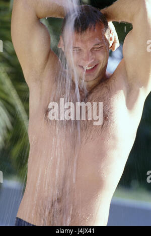 Garten, Mensch, glücklich, den Oberkörper frei, nehmen Sie eine Dusche, eine halbe Porträt, detail sehr eng draußen, junge, Geste, Haare, Sommer, Urlaub, Freizeit, Lifestyle, Wasser, Körperpflege, kühlen, Kühlung, aktualisieren, Erfrischung, Wohlbefinden, genießen, angenehmes Gefühl, Lächeln Stockfoto