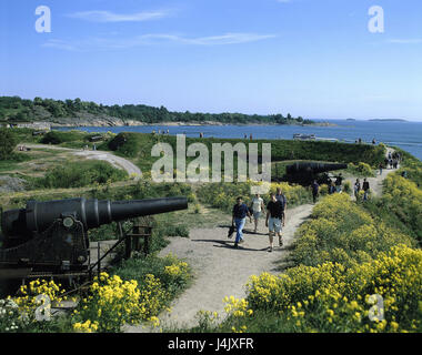 Finnland, Helsinki, Festung Suomenlinna, Küste, Wanderwege, Fußgänger, Kanonen Skandinavien, Hauptstadt, Stadt, Sveaborg, Seefestung, Ziel, Kultur, Tourismus, Ort von Interesse, Tourist, Küstenlandschaft, Landschaft, Meer, Wasser, Sommer, UNESCO-Weltkulturerbe Stockfoto