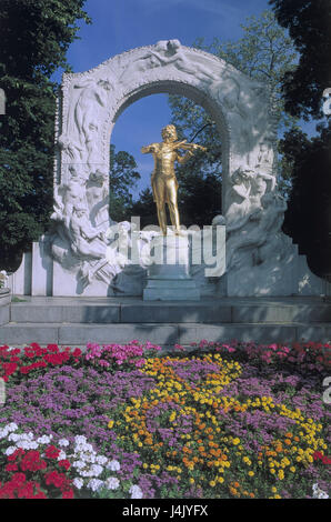 Österreich, Wien, Stadtpark, Johann Strauß Denkmal Europa, Stadt, Hauptstadt, Strauss Denkmal, Denkmal, Johann Strauss, Komponist, Walzerkönig, 1825-1899, Statue, vergoldet, Ort von Interesse, Straße der Kaiser und Könige, Blumen, Blumenbeet, Kultur, Kunst, Skulptur Stockfoto