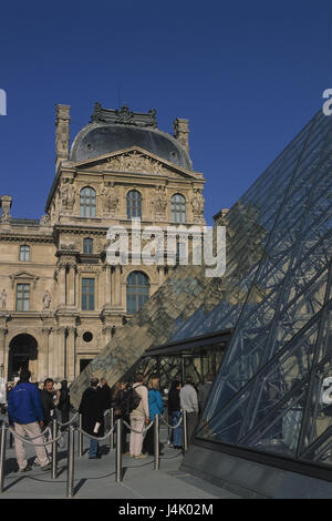 Frankreich, Paris, Musée du Louvre, Glaspyramide, Detail, Tourist Europa, Hauptstadt, Museum, Kunstsammlung, Kunstmuseum, Quadrat, Pyramide, Stahl Glaspyramide, Eingabe, input Range, strukturieren, Gebäude, Architektur, Baustil, Tourismus, Le Louvre, Passanten, Fußgängerzone, Kunst, Kultur, Ort von Interesse Stockfoto