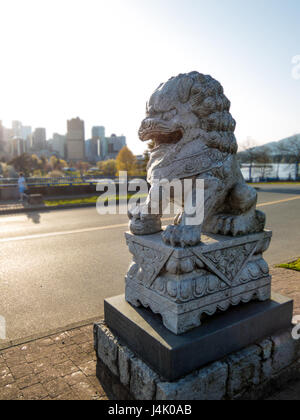 Schönes Licht wirft auf die Foo Dog an der Main Street Rampe in der Nähe von Krabben Park am Portside, Vancouver, Britisch-Kolumbien, Kanada. Stockfoto