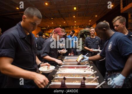 160930-N-XX566-002 Pazifik (30. September 2016) Segler machen Eisbecher während ein Eis soziale im Hangar Bucht an Bord der USS John C. Stennis (CVN-74). John C. Stennis ist im Gange Kompetenz und Durchhaltefähigkeit Training durchführen.  (Foto: U.S. Navy Petty Officer 3rd Class Andre T. Richard/freigegeben) Stockfoto