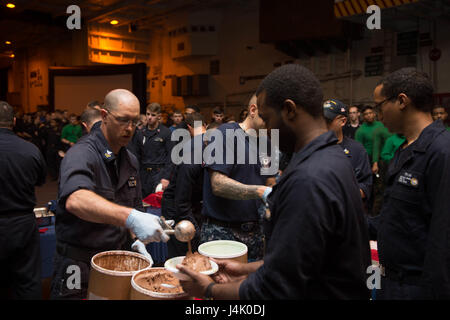 160930-N-XX566-020 Pazifik (30. September 2016) erste Klasse Unteroffiziere servieren Eis während ein Eis soziale im Hangar Bucht an Bord der USS John C. Stennis (CVN-74). John C. Stennis ist im Gange Kompetenz und Durchhaltefähigkeit Training durchführen.  (Foto: U.S. Navy Petty Officer 3rd Class Andre T. Richard / veröffentlicht) Stockfoto