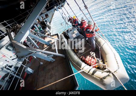 161001-N-BR087-368 Pazifik (1. Oktober 2016) Segler senken ein Festrumpf Schlauchboot aus dem Hafen Flügelstummel im kleinen Boot Betrieb an Bord der USS John C. Stennis (CVN-74). John C. Stennis ist im Gange Kompetenz und Durchhaltefähigkeit Training durchführen. (US Navy Foto von Seemann Cole C. Pielop/freigegeben) Stockfoto