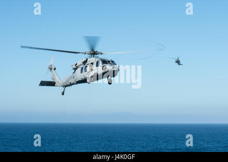 161001-N-XX566-007-Pazifik (1. Oktober 2016) MH-60 s-Seahawks zugewiesen, die Ladegeräte der Hubschrauber Meer bekämpfen Squadron (HSC) 14 bereiten Sie sich auf dem Flugdeck an Bord der USS John C. Stennis (CVN-74) zu landen. John C. Stennis ist im Gange Kompetenz und Durchhaltefähigkeit Training durchführen. (Foto: U.S. Navy Petty Officer 3rd Class Andre T. Richard / veröffentlicht) Stockfoto