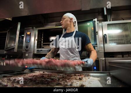 161002-N-BR087-058 Pazifik (2. Oktober 2016) Seemann Raymond Mateo, aus Rochester, New York, Lasten Ribeye Steaks in einen Ofen zum Brunch an Bord der USS John C. Stennis (CVN-74). John C. Stennis ist im Gange Kompetenz und Durchhaltefähigkeit Training durchführen. (Foto: U.S. Navy Seemann Cole C. Pielop / veröffentlicht) Stockfoto