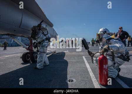 161002-N-EN247-043 Pazifik (2. Oktober 2016) Segler kämpfen einen simulierten Brand während einer mass Casualty Drill auf USS John C. Stennis' (CVN-74) Flugdeck. John C. Stennis ist im Gange Kompetenz und Durchhaltefähigkeit Training durchführen. (Foto: U.S. Navy Seemann Alexander P. Akre / veröffentlicht) Stockfoto