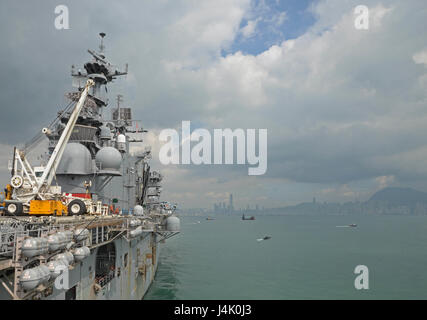 161002-N-YG104-001 HONG KONG (2. Oktober 2016) fährt die amphibischen Angriff Schiff USS Bonhomme Richard (LHD-6) den Hafen von Hong Kong nach ein geplanter Hafen besuchen. Bonhomme Richard Expeditionary Strike Group, mit eingeschifften 31. MEU war in Hong Kong die Stadt reiche Kultur und Geschichte als Teil ihrer mehrmonatigen Patrouille in der Region zu erleben. Stockfoto