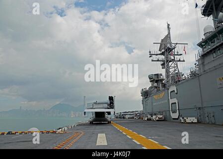 161002-N-YG104-004 HONG KONG (2. Oktober 2016) fährt die amphibischen Angriff Schiff USS Bonhomme Richard (LHD-6) den Hafen von Hong Kong nach ein geplanter Hafen besuchen. Bonhomme Richard Expeditionary Strike Group, mit eingeschifften 31. MEU war in Hong Kong die Stadt reiche Kultur und Geschichte als Teil ihrer mehrmonatigen Patrouille in der Region zu erleben. Stockfoto