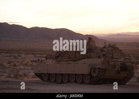 US-Soldaten, die Charlie Kompanie, 2. Bataillon, 7. Kavallerie-Regiment, 3rd Brigade Combat Team, 1. Kavallerie-Division zugewiesen legen eine kämpfende Position in einem M1A2 Abrams Tank während National Training Center17-01 in Fort Irwin, Kalifornien, 10. Oktober 2016. NTC 17-01 bietet US-Militäreinheiten und Personal mit realistischen Einsatzvorbereitenden Ausbildung Szenarien in allen Aspekten des bewaffneten Konflikts. (Foto: U.S. Army Spc. Esmeralda Cervantes) Stockfoto