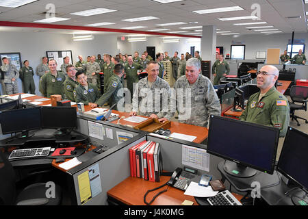 Teilen Sie 18. Kommandant der Luftwaffe, Generalleutnant Sam Cox und Chief Master Sgt. Todd Petzel, 18. AF Befehl Chef, einen lachen mit Mitglieder der 2d Air Refueling Squadron bei ihrem Besuch in Joint Base McGuire-Dix Lakehurst Okt. 12. Cox und Petzel wurden auf einigen der 2d ARS jüngsten Missionen, einschließlich ihrer Teilnahme an der Übung Polar Roar, informiert ein strategischer Bomber Qualitätssicherung und Abschreckung Vorgang, der mehrere NATO-Verbündeten und Partner beteiligt. (US Air Force Foto von Christian DeLuca/freigegeben) Stockfoto