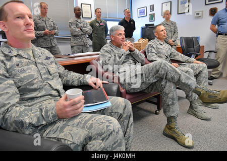 Oberst Darren Cole, 305th Air Mobility Wing Commander, sitzt mit Generalleutnant Sam Cox, 18. Air Force Commander und Chief Master Sgt. Todd Petzel, 18. AF Befehl Chef, bei ihrem Besuch in Lakehurst Seite von der gemeinsamen Basis Okt. 12. Dort wurden sie über die einzigartigen Aspekte der gemeinsamen stützen und den Status des Flugplatzes Lakehurst unterrichtet. Sie lernten auch über die Rolle von einigen gemeinsamen Basis Partnern, darunter das FBI, die Kommunikationselektronik Forschung-Entwicklung und Engineering Center und der Nationalgarde von New Jersey. (US Air Force Foto von Christian DeLuca/freigegeben) Stockfoto