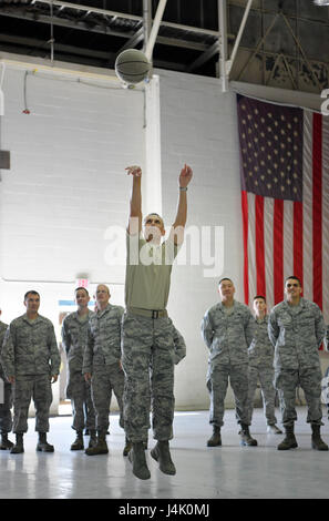 Chief Master Sgt. Todd Petzel, 18. AF Befehl Chef, nimmt eine "Brücke von der Innenstadt entfernt" während des Spielens Pferd mit Flieger aus 305th Operations Support Squadron auf der Squadron Air Traffic Control, Ansatz und Landing System bauen Okt. 12. Petzel und Generalleutnant Sam Cox, 18. Luftwaffe Kommandant erfuhr die einzigartigen einsetzbaren Fähigkeiten des ATCALS Systems während ihres Besuchs zu JB McGuire-Dix-Lakehurst. (US Air Force Foto von Christian DeLuca/freigegeben) Stockfoto