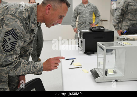 Chief Master Sgt. Todd Petzel, 18. AF Befehl Chef, sieht was für ein Gewicht seine Unterschrift trägt mit einer analytischen Waage während einer Tour durch das 305th Wartung Geschwader Präzision Ausrüstung Messlabor Okt. 12. Das Labor ist verantwortlich für die Messung, Kalibrierung und Diagnose der mehr als 14.000 Equipments jährlich, so dass es eines der größeren PMELs bei der Luftwaffe. (US Air Force Foto von Christian DeLuca/freigegeben) Stockfoto