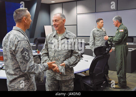 Chief Master Sgt. Todd Petzel, 18. AF Befehl Chef, Gespräche mit Chief Master Sgt. Larry Williams, US Air Force Expeditionary Center Befehl Chef, als Generalleutnant Sam Cox, 18. Air Force Commander und Major General Stephen Oliver, US Air Force Expeditionary Center stellvertretender Kommandant sprechen im Hintergrund, nach einer Einweisung in die gemeinsame Basis McGuire-Dix-Lakehurst Gefechtsstand. (US Air Force Foto von Christian DeLuca/freigegeben) Stockfoto