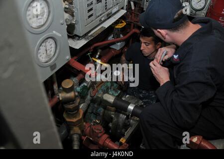 SASEBO, Japan - Petty Officer 1st Class Kyle Foxwell, gebürtig aus Middletown, Delaware, und Frank Hotmer, gebürtig aus St. Charles, Missouri, angeschlossen an das u-Boot-tender USS Frank Kabel (AS 40), endgültige Anpassungen nach dem Austausch der Port Stevenrohr Wellendichtung, an Bord USS Pioneer (MCM-9), Okt. 16.  Frank Cable ist eine der zwei vorwärts bereitgestellt u-Boot-Ausschreibungen und ist auf eine geplante Bereitstellung in den USA 7. Flotte Tätigkeitsbereich Wartung durchzuführen und die Unterstützung der Bereitstellung US Marine Force u-Boote und Überwasserschiffe in der Indo-Asien-Pazifik-Region. (U.S. Navy Photo von Seemann Josh Coté Stockfoto