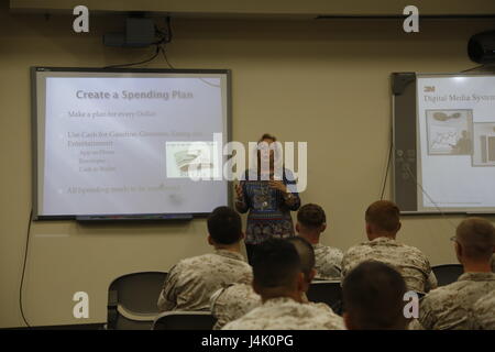 US-Marines mit Marine Air Group 39, 3d Marine Aircraft Wing, nehmen eine Budgetierung-Klasse aus der Navy Marine Corps FHV im Marine Corps Base Camp Pendleton, San Diego, Kalifornien, 27. Oktober 2016. Die Expo eingeschult, Marines und deren Familien, die das Marine Corps Community Services (MCCS) bereitstellt und anderen Dienstleistungen, die sich in der Gemeinschaft verfügbar sind. (U.S. Marine Corps Foto von Lance Cpl. Jeremy Laboy/freigegeben) Stockfoto