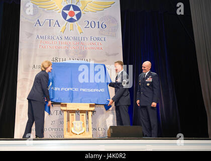 Luftwaffe Reserve Chief, Generalleutnant Maryanne Miller, Commander Air Mobility Command General Carlton D. Everhart III, Air Force Lieutenant Colonel Mark Breidenbaugh und Air Force Senior Master Sgt. Darby Perrin von 507. Luft tanken Wingwill enthüllen das Gemälde "Deepwater Horizon" bei den 2016 Luftbrücke/Tanker Association und Air Mobility Command Symposium in Nashville, Tennessee Das Gemälde, erstellt von Perrin, ist die neueste Ergänzung zu der Air Force Kunstprogramm und erinnert an die Aufräumarbeiten 910th Airlift Wing Bürger Flieger mit während der 2010 BP Deepwater Horizon Oil Spill unterstützt. US Air Force Stockfoto