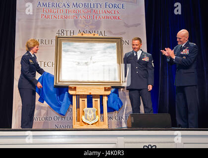 Luftwaffe Reserve Chief, Generalleutnant Maryanne Miller, Commander Air Mobility Command General Carlton D. Everhart III, Air Force Lieutenant Colonel Mark Breidenbaugh und Air Force Senior Master Sgt. Darby Perrin von 507. Luft tanken Wingwill enthüllen das Gemälde "Deepwater Horizon" bei den 2016 Luftbrücke/Tanker Association und Air Mobility Command Symposium in Nashville, Tennessee Das Gemälde, erstellt von Perrin, ist die neueste Ergänzung zu der Air Force Kunstprogramm und erinnert an die Aufräumarbeiten 910th Airlift Wing Bürger Flieger mit während der 2010 BP Deepwater Horizon Oil Spill unterstützt. US Air Force Stockfoto