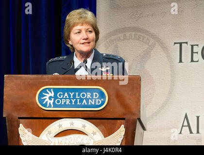 Luftwaffe Reserve Chef Generalleutnant Maryanne Miller befasst sich mit der 2016 Luftbrücke/Tanker Association und Air Mobility Command Symposium in Nashville, Tennessee Miller besuchte das Symposium zu enthüllen einen Neuzugang in der Air Force Kunstprogramm und des Kommandanten fordern Bürger Flieger durchzuführen. U.S. Air Force Photo von Matthew A. Ebarb. Stockfoto