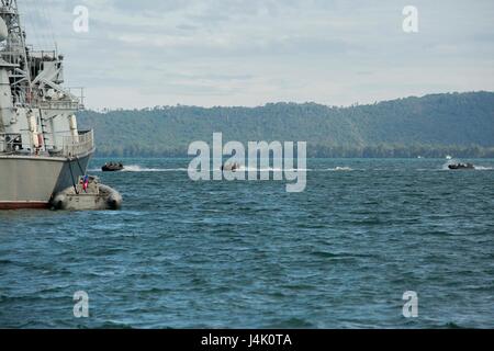 US-Marines und königliche kambodschanische Marineseeleute betreiben Combat Rubber Reconnaissance Craft (CRRC) von Ream Naval Base, Sihanoukville, Kambodscha, 3. November 2016. Die Marines und Segler beteiligt eine kulminierende Fall die amphibische Landung, medizinische Behandlung und Wasseraufbereitung während flott Bereitschaft Zusammenarbeit und Ausbildung (CARAT) 16 enthält. Karat-2016 ist eine neun-Land, bilaterale Übung zwischen den Vereinigten Staaten Bangladesch, Brunei, Kambodscha, Indonesien, Malaysia, Singapur, den Philippinen, Thailand und Timor-Leste. Diese Phase der CARAT konzentriert sich auf Partnerschaften betwee Stockfoto