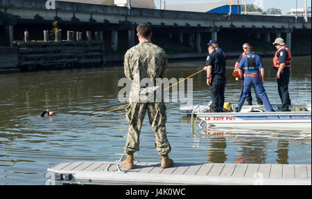 161104-N-SF508-107 BATON ROUGE, Louisiana (4. November 2016) Chief Petty Officer Justin Stehr, zugewiesen, Explosive Ordnance Entsorgung Group (EODGRU) 2, beobachtet Mitglieder der Baton Rouge-Polizei-Abteilung Dive Team eine Tauchgang Evolution während ein Gegenstand fachlichen Austausch im Rahmen des Baton Rouge Marine Woche 2016 durchzuführen. Baton Rouge ist eines der ausgewählten Städten an Host 2016 Navy Woche, eine Sensibilisierung der US-Marine durch lokale Öffentlichkeitsarbeit, Zivildienst und Ausstellungen gewidmet. (Foto: U.S. Navy Petty Officer 2. Klasse Charles Oki/freigegeben) Stockfoto