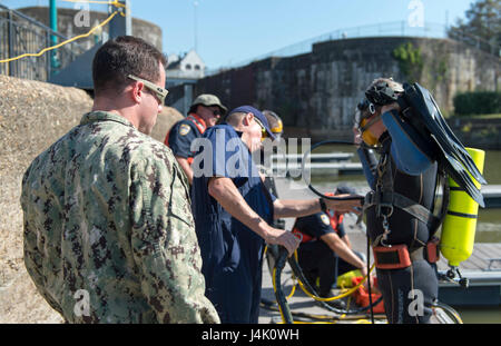 161104-N-SF508-194 BATON ROUGE, Louisiana (4. November 2016) Chief Petty Officer Justin Stehr, zugewiesen, Explosive Ordnance Entsorgung Group (EODGRU) 2, beobachtet Mitglieder der Baton Rouge-Polizei-Abteilung Dive Team vor dem Tauchgang Kontrollen während ein Gegenstand fachlichen Austausch im Rahmen des Baton Rouge Marine Woche 2016 durchzuführen. Baton Rouge ist eines der ausgewählten Städten an Host 2016 Navy Woche, eine Sensibilisierung der US-Marine durch lokale Öffentlichkeitsarbeit, Zivildienst und Ausstellungen gewidmet. (Foto: U.S. Navy Petty Officer 2. Klasse Charles Oki/freigegeben) Stockfoto