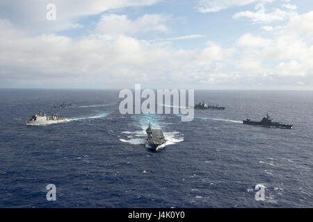 161106-N-ZK021-255 PACIFIC OCEAN (6. November 2016) - Schiffe in scharfen Schwert 2017 Dampf in Formation während eines Foto-Übung teilnehmen. Scharfen Schwert 17 ist eine gemeinsame und bilateralen Bereich Trainingsübung (FTX) zwischen amerikanischen und japanischen Kräfte bedeutete, Bereitschaft und Interoperabilität im Rahmen der US-japanische Bündnis zu erhöhen. (Foto: U.S. Navy Petty Officer First Class Nardel Gervacio/freigegeben) Stockfoto