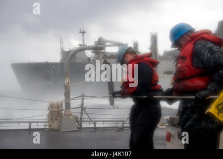 161107-N-NT265-029 PHILIPPINENSEE (7. November 2016) Segler, vorwärts bereitgestellt Arleigh Burke-Klasse geführt-Zerstörer USS McCampbell (DDG-85) Mann die Telefon und Entfernung Linie während ein Nachschub auf See mit dem Military Sealift Command Dry Cargo und Munition Schiff USNS Charles Drew (T-AKE-10) zugewiesen. McCampbell ist auf Patrouille in der Philippine Sea Carrier Strike Group Five (CSG 5) Unterstützung von Sicherheit und Stabilität in der Indo-Asien-Pazifik-Region. (Foto: U.S. Navy Petty Officer 2. Klasse Christian Senyk/freigegeben) Stockfoto