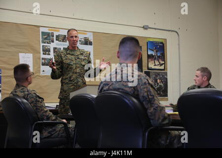 US Marine Corps Major Steven C. Allshouse, spricht der Direktor der Drill Instructor School Marine Corps rekrutieren Depot Parris Island (MCRDPI) Serie Commander Kurs Klasse 2-17 in einer Schulklasse Drill Instructor auf MCRDPI am 8. November 2016. Irische Verteidigung-Kräfte Captain Liam McDonnell besuchte die Klasse, um ein besseres Verständnis der wie das US Marine Corps Grundwerten training für Rekruten, Offiziere und Bohrmaschine Ausbilder führt, um zu verbessern, wie die Irish Defence Forces rekrutieren training Verhalten und Beziehungen zwischen die zwei Nation Streitkräfte weiter festigen.  (US-Mar Stockfoto