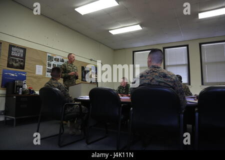 US Marine Corps Major Steven C. Allshouse, spricht der Direktor der Drill Instructor School Marine Corps rekrutieren Depot Parris Island (MCRDPI) Serie Commander Kurs Klasse 2-17 in einer Schulklasse Drill Instructor auf MCRDPI am 8. November 2016. Irische Verteidigung-Kräfte Captain Liam McDonnell besuchte die Klasse, um ein besseres Verständnis der wie das US Marine Corps Grundwerten training für Rekruten, Offiziere und Bohrmaschine Ausbilder führt, um zu verbessern, wie die Irish Defence Forces rekrutieren training Verhalten und Beziehungen zwischen die zwei Nation Streitkräfte weiter festigen.  (US-Mar Stockfoto