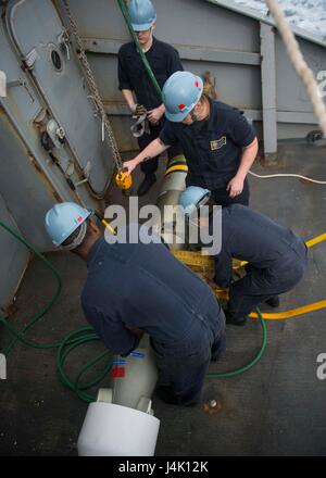 161108-N-GP524-292 Atlantik (8. November 2016) Segler zugewiesen geführte Flugkörper Zerstörer USS Stout (DDG-55) transportieren ein Torpedo M-46. Stout, eingesetzt als Teil der Eisenhower Carrier Strike Group unterstützt maritimer Sicherheitsoperationen und Sicherheitsbemühungen Zusammenarbeit Theater. (Foto: U.S. Navy Petty Officer 3rd Class Bill Dodge) Stockfoto