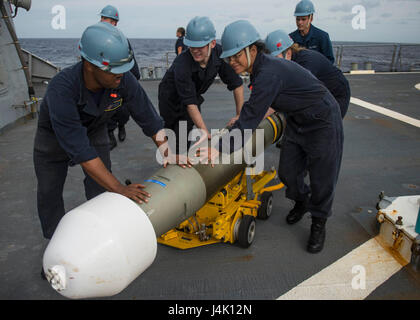 161108-N-GP524-381 Atlantik (8. November 2016) Segler zugewiesen geführte Flugkörper Zerstörer USS Stout (DDG-55) transportieren ein Torpedo M-46. Stout, eingesetzt als Teil der Eisenhower Carrier Strike Group unterstützt maritimer Sicherheitsoperationen und Sicherheitsbemühungen Zusammenarbeit Theater. (Foto: U.S. Navy Petty Officer 3rd Class Bill Dodge) Stockfoto