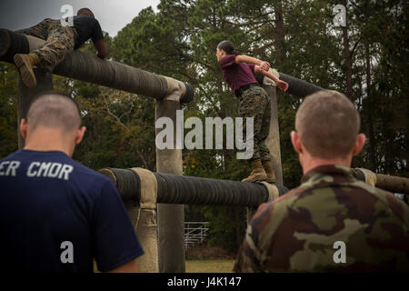 Irische Verteidigung-Kräfte Captain Liam McDonnell verhandelt den Vertrauen-Kurs mit Serie Commander Kurs Klasse 2-17 am Leatherneck Platz auf Marine Corps zu rekrutieren Depot Parris Island am 9. November 2016. Liam besuchte die Klasse, um ein besseres Verständnis der wie das US Marine Corps Grundwerten training für Rekruten, Offiziere und Bohrmaschine Ausbilder führt, um zu verbessern, wie die Irish Defence Forces rekrutieren training Verhalten und Beziehungen zwischen die zwei Nation Streitkräfte weiter festigen.  (U.S. Marine Corps Foto von Lance Cpl. Mackenzie Carter/freigegeben) Stockfoto