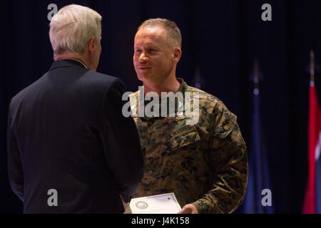 Ray Maybus Secretary Of The Navy vergibt Marine Corps Air Station (MCAS) Cherry Point eine Ehrenurkunde für seine blauen Leistungsniveau im Geschäftsjahr 2016 SecNav Energie- und Wasser-Management Awards, für ein abgerundetes Energie oder Wasserprogramm zum US Marine Corps Oberst Todd W. Ferry, der Kommandeur Ofiicer des Marine Corps Air Station (MCAS) Cherry Point während einer Zeremonie am MCAS Cherry Point , N.c., 9. November 2016. Während der Zeremonie bekannt Secretary Of The Navy Ray Mabus, dass die Zerstörer der Arleigh-Burke-Klasse, DDG 121, die USS Frank E. Petersen Jr., zu Ehren des t benannt werden Stockfoto