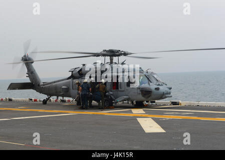 Atlantik (9. November 2016) – Rear Admiral Roy I. Kitchener, Kommandant, Expeditionary Strike Group zwei, fährt ein MH-60 Seahawk, Hubschrauber Meer bekämpfen Squadron 28 (HSC-28), befestigt auf dem Deck Rückflugroute amphibischer Angriff Schiff USS Iwo Jima (LHD-7). Iwo Jima dampft in Richtung N.Y zur Unterstützung der Veteranen Tag feiern. (US Navy Foto von Seemann Evan A. Denny/freigegeben) Stockfoto