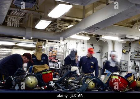 161109-N-FP878-121MEDITERRANEAN Meer (9. November 2016) Segler führen eine Klasse Bravo Brandschutzübung an Bord USS Ross (DDG 71) 9. November 2016.  Ross, ein Zerstörer der Arleigh-Burke-Klasse-geführte Flugkörper in Rota, Spanien, nach vorne bereitgestellt führt Marinebetriebe in den USA 6. Flotte Bereich der Maßnahmen zur Erhöhung der Sicherheit der Vereinigten Staaten in Europa und Afrika interessiert. (Foto: U.S. Navy Petty Officer 1st Class Theron J. Godbold/freigegeben) Stockfoto