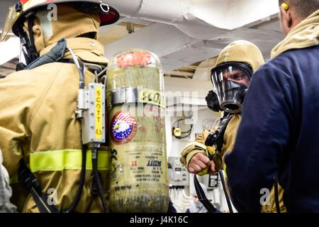 161109-N-FP878-138MEDITERRANEAN Meer (9. November 2016) Segler Don Brandbekämpfung Ensembles während einer Klasse Bravo Räumungsübung an Bord USS Ross (DDG 71) 9. November 2016.  Ross, ein Zerstörer der Arleigh-Burke-Klasse-geführte Flugkörper in Rota, Spanien, nach vorne bereitgestellt führt Marinebetriebe in den USA 6. Flotte Bereich der Maßnahmen zur Erhöhung der Sicherheit der Vereinigten Staaten in Europa und Afrika interessiert. (Foto: U.S. Navy Petty Officer 1st Class Theron J. Godbold/freigegeben) Stockfoto