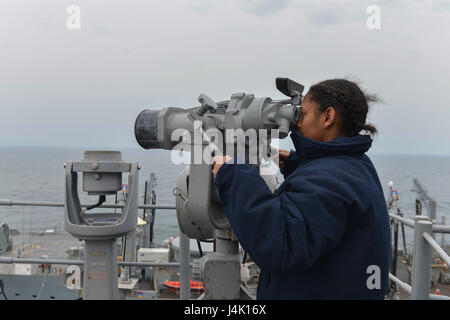 Atlantik (9. November 2016) – Seemann Kayla Sisson, gebürtig aus Springfield, Ill., beobachtet den Horizont von der Signal-Brücke der amphibischen Angriff Schiff USS Iwo Jima (LHD-7) bei einer Auffüllung auf See mit Flotte Nachschub Öler USNS Big Horn (198 t-80). Iwo Jima dampft in Richtung N.Y zur Unterstützung der Veteranen Tag feiern. (Foto: U.S. Navy Petty Officer 3rd Class Dary M. Patten/freigegeben) Stockfoto