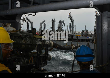 Atlantik (9. November 2016) – amphibischer Angriff Schiff USS Iwo Jima (LHD-7) führt eine Auffüllung auf See mit Flotte Nachschub Öler USNS Big Horn (198 t-80). Iwo Jima dampft in Richtung N.Y zur Unterstützung der Veteranen Tag feiern. (Foto: U.S. Navy Petty Officer 3rd Class Dary M. Patten/freigegeben) Stockfoto