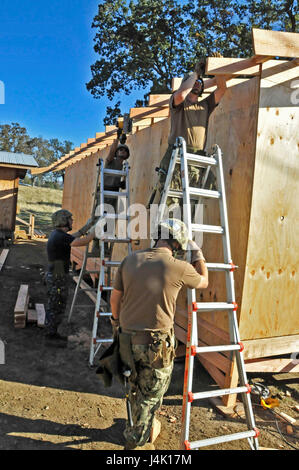 161109-N-XK513-065 FORT HUNTER LIGGETT, Ca (9. November 2016) - Segler mit Naval Mobile Bau-Bataillon 18 (NMCB 18), Arbeit bei einem Bauprojekt Südwesten Asien Hütte beim Feld Training Übung (FTX). NMCB 18 beteiligt sich dieses FTX im Rahmen ihrer jährlichen Ausbildung und Einsatz bereit zu halten. (U.S. Navy Photo By Petty Officer 2. Klasse Ian Carver/freigegeben). Stockfoto