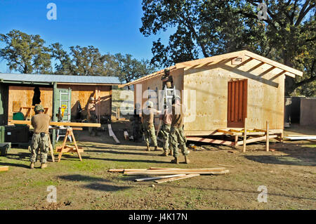 161109-N-XK513-076 FORT HUNTER LIGGETT, Ca (9. November 2016) - Segler mit Naval Mobile Bau-Bataillon 18 (NMCB 18), Arbeit bei einem Bauprojekt Südwesten Asien Hütte beim Feld Training Übung (FTX). NMCB 18 beteiligt sich dieses FTX im Rahmen ihrer jährlichen Ausbildung und Einsatz bereit zu halten. (U.S. Navy Photo By Petty Officer 2. Klasse Ian Carver/freigegeben). Stockfoto